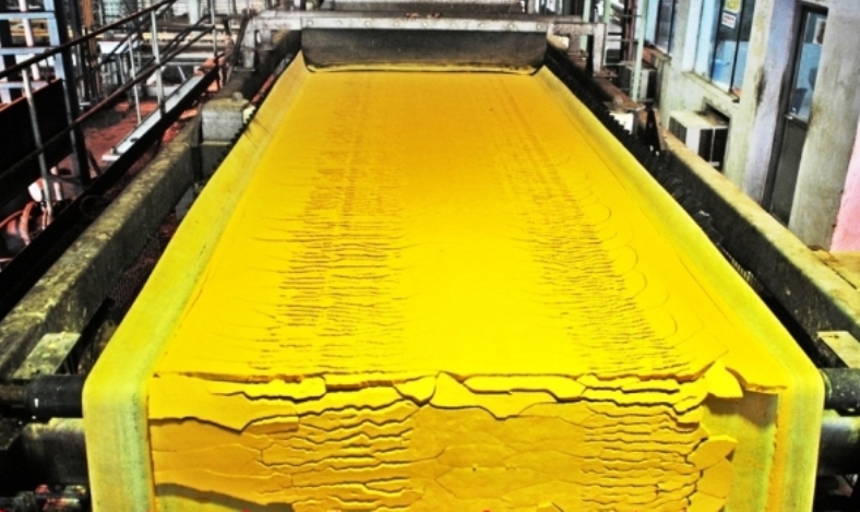 चित्र ः युरेनियम ओरलाई प्रशोधन गरी “एल्लो केक” बनाउदै