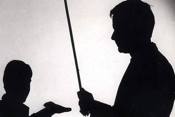 teacher_beats_kutpit