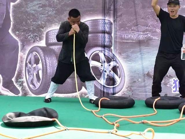 World-record-of-filling-12-tire-tube-continuously-from-nose