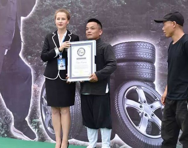 World-record-of-filling-12-tire-tube-continuously-from-nose1