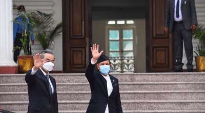 डा. नारायण खड्का र वाङ वी