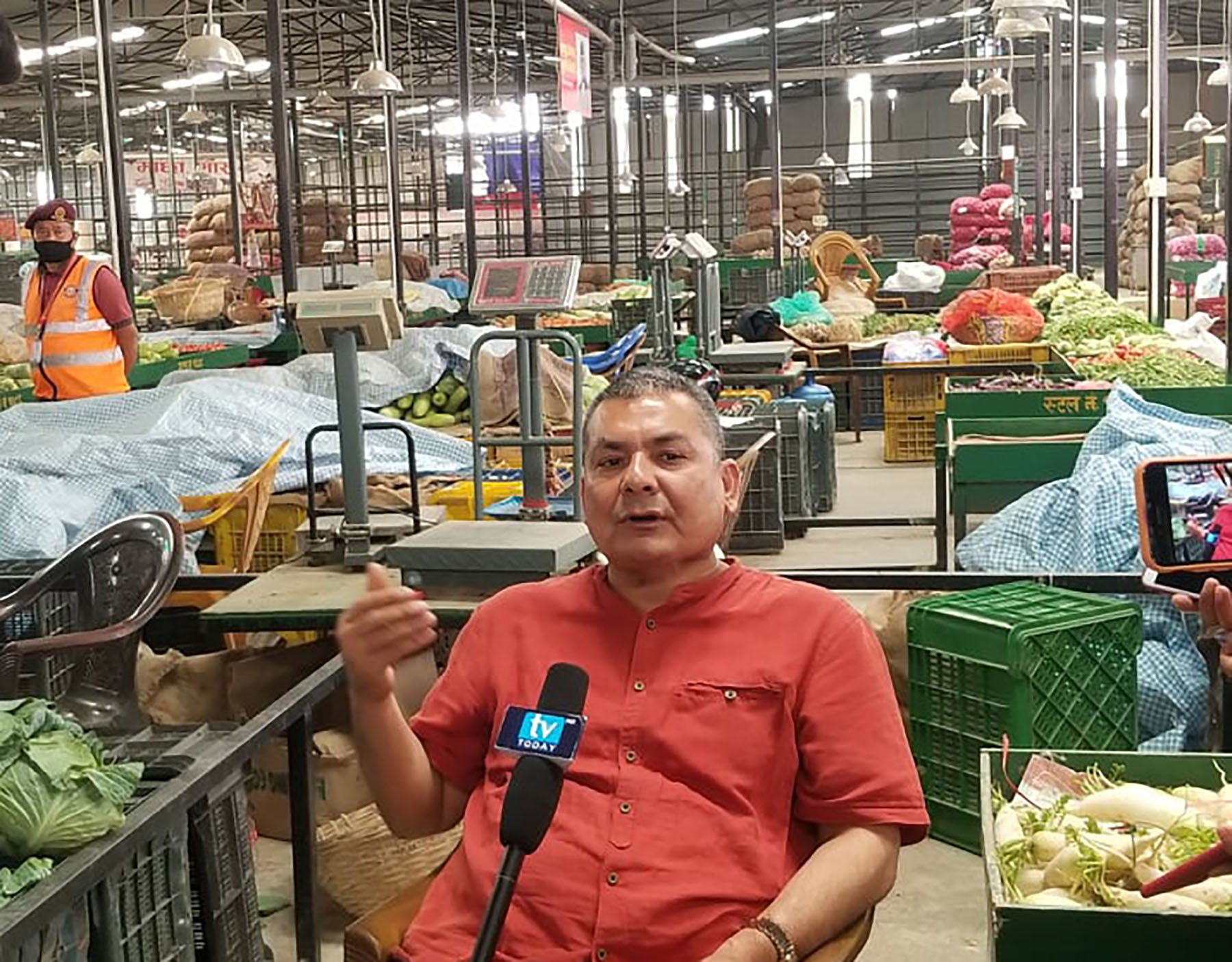 दुर्गा प्रसाईँले खोले तरकारी बजार