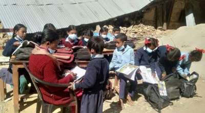 खुला चौरमा बसेर पढ्न बाध्य छन् जुम्लाका विद्यार्थी