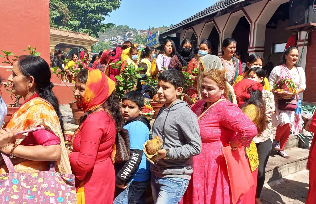 नयाँ वर्ष २०७९ का अवसरमा पोखराको प्रसिद्ध विन्ध्यवासिनी मन्दिरमा भक्तजन