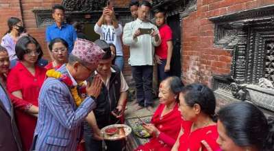 चुनाव नजिकिंदै गर्दा राप्रपा अध्यक्ष लिङ्देनले लिए जिवित देवी कुमारीको आशिर्वाद