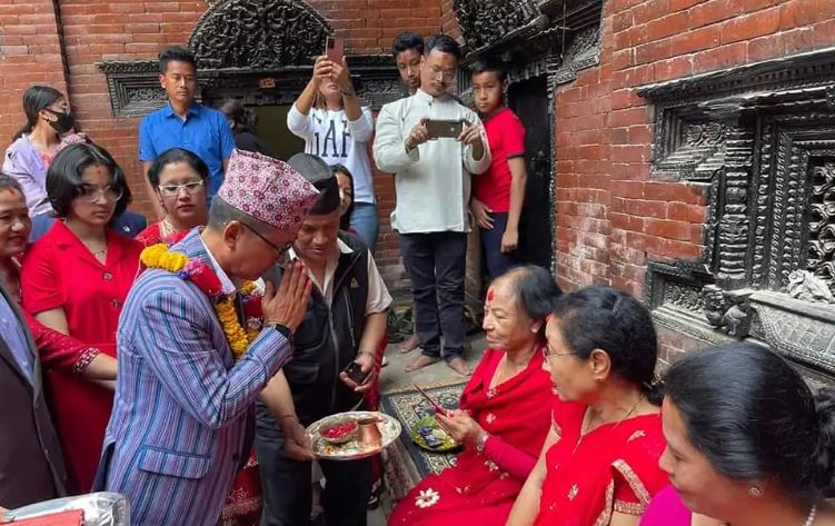 चुनाव नजिकिंदै गर्दा राप्रपा अध्यक्ष लिङ्देनले लिए जिवित देवी कुमारीको आशिर्वाद