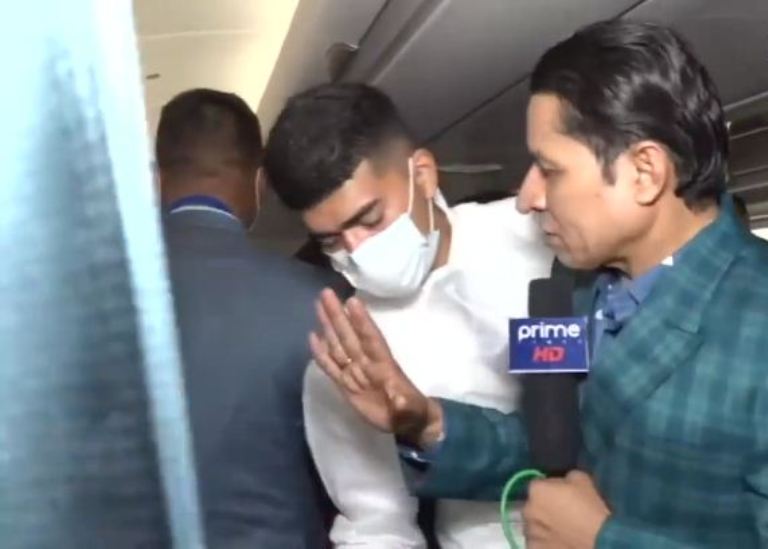 जहाजको ककपिटमा ऋषि धमला प्रवेश