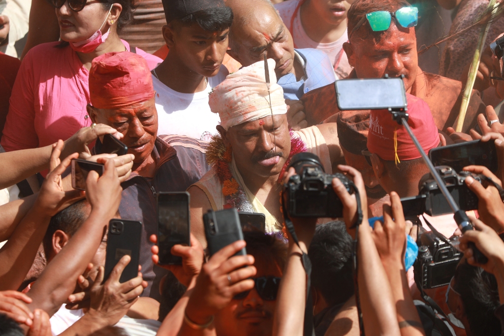 भक्तपुरका बुद्धकृष्णले नवौँ पटक छेडे जिब्रो