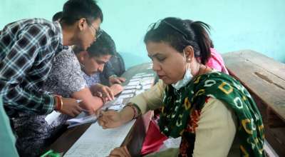 महिला मतदान अधिकृत