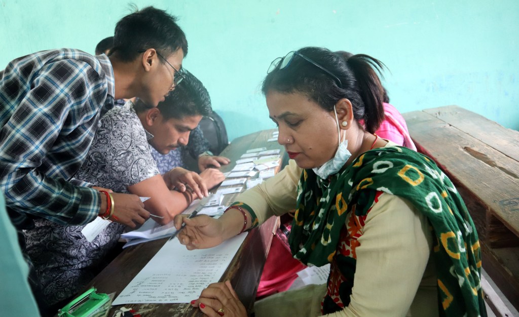 महिला मतदान अधिकृत