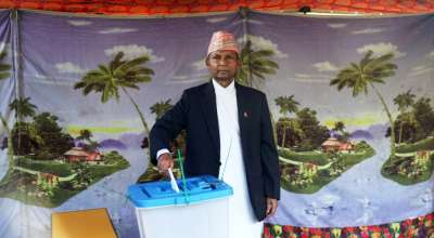 मन्त्रिपरिषद्का पूर्वअध्यक्ष खिलराज रेग्मीले गरे मतदान