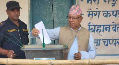 माधब नेपालले गरे मतदान