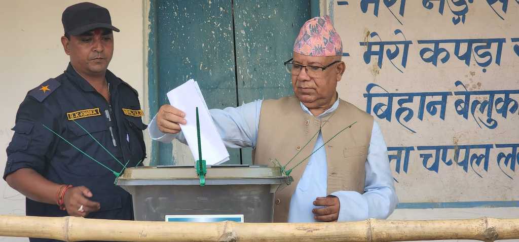 माधब नेपालले गरे मतदान