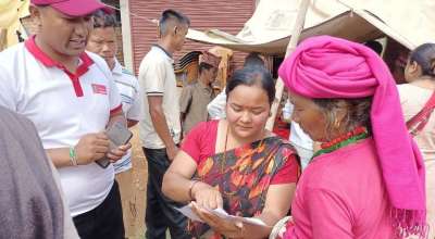 मतदातालाई मतदान गर्न सिकाउँदै