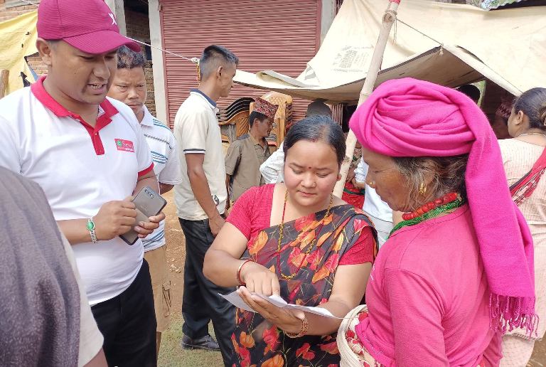 मतदातालाई मतदान गर्न सिकाउँदै