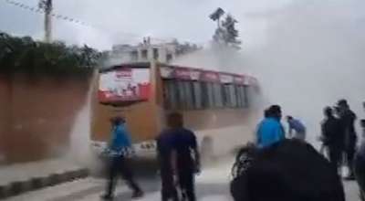 गुडिरहेको बसमा अचानक धुवाँको मुस्लो