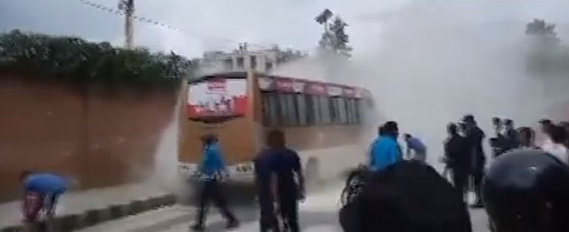 गुडिरहेको बसमा अचानक धुवाँको मुस्लो