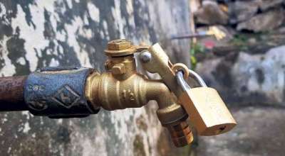 पानीको धारा सुक्दै