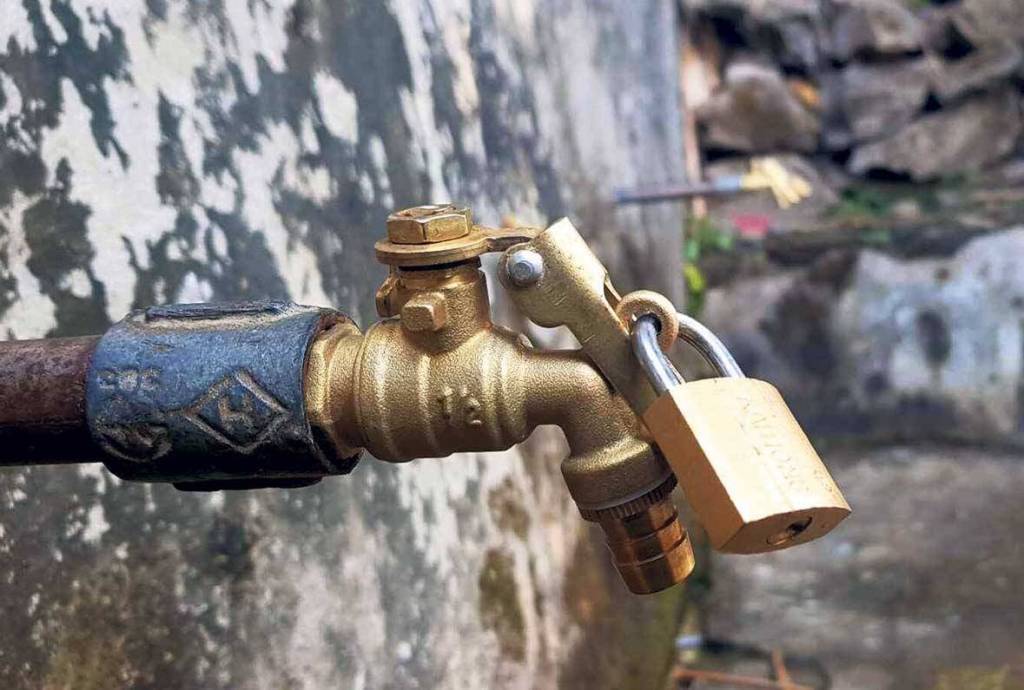 पानीको धारा सुक्दै