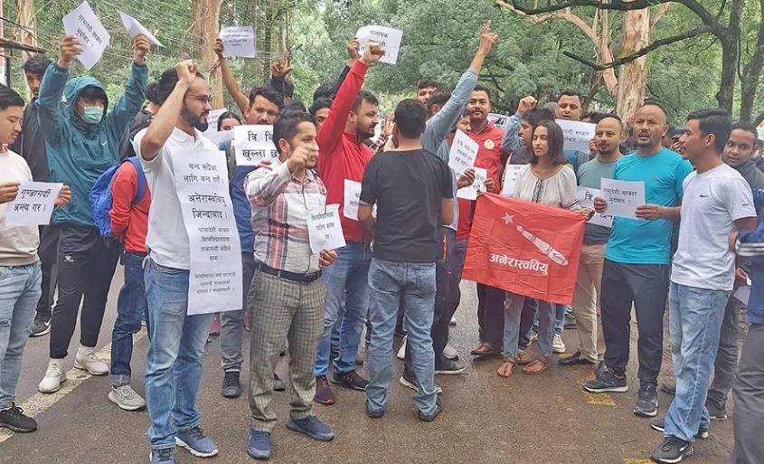अनेरास्ववियुद्वारा प्रदर्शन