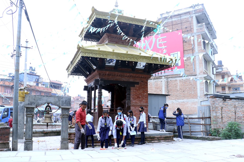 बालबालिकालाई सरसफाई सिकाइँदै