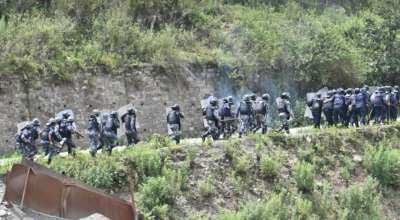 बञ्चरेडाँडामा झडप, प्रहरीद्वारा अश्रुग्यास प्रहार