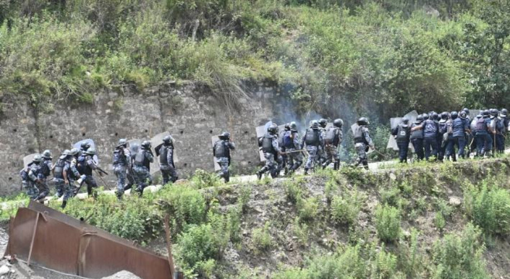 बञ्चरेडाँडामा झडप, प्रहरीद्वारा अश्रुग्यास प्रहार