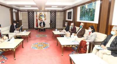 बालुवाटारमा प्रधानमन्त्री देउवा निर्वाचन आयुक्तसंग