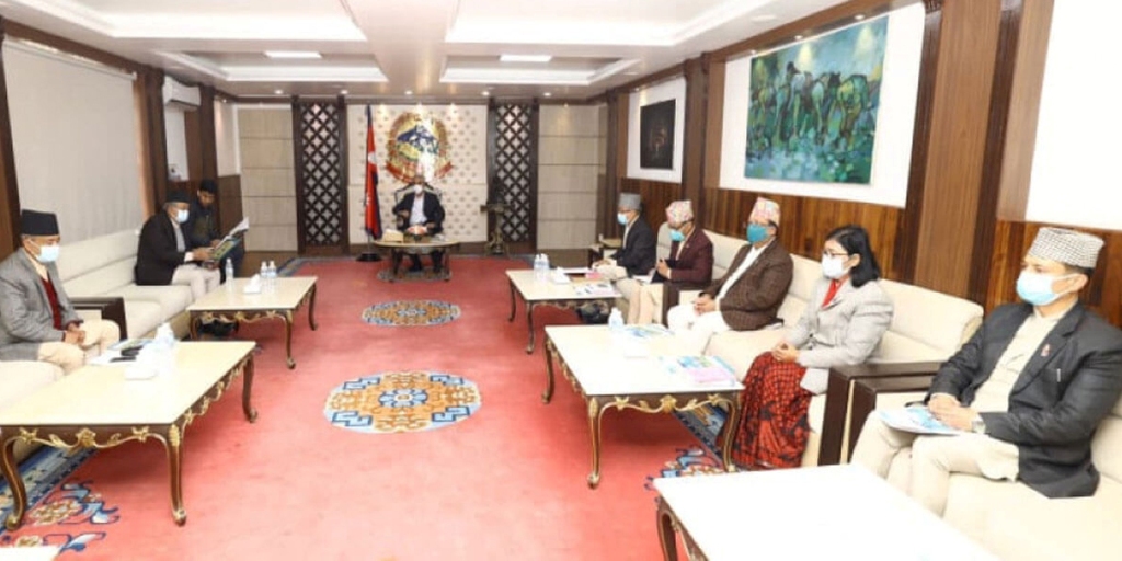 बालुवाटारमा प्रधानमन्त्री देउवा निर्वाचन आयुक्तसंग