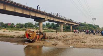 यात्रुबाहक बस खोलामा खस्यो