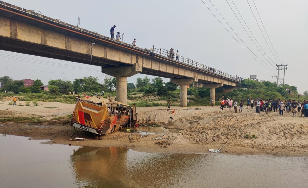 यात्रुबाहक बस खोलामा खस्यो