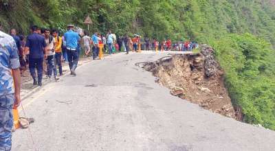 तनहुँ आबुखैरिनीमा सडक भासिएको