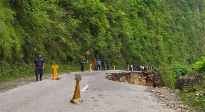 तनहुँ आबुखैरिनीमा सडक भासिएको