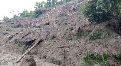 ताप्लेजुङको खेवाङमा पहिरो