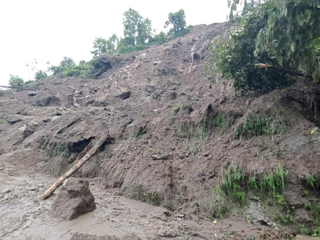 ताप्लेजुङको खेवाङमा पहिरो