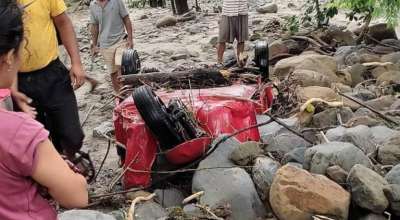 सुनसरीमा बाढीले टेम्पो बगाउँदा