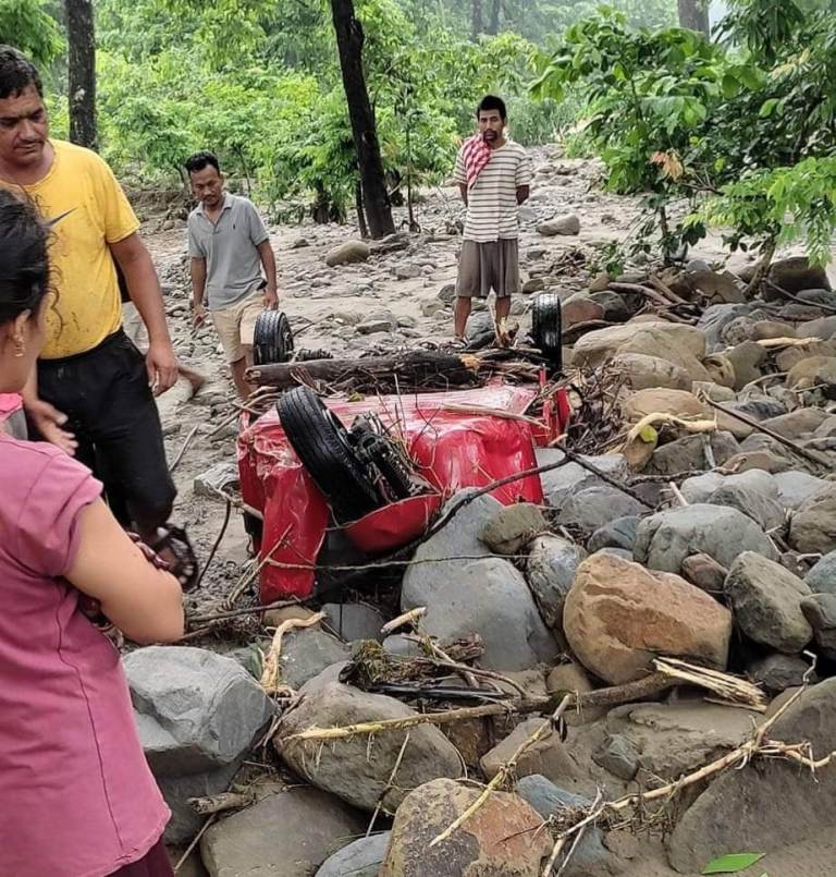 सुनसरीमा बाढीले टेम्पो बगाउँदा
