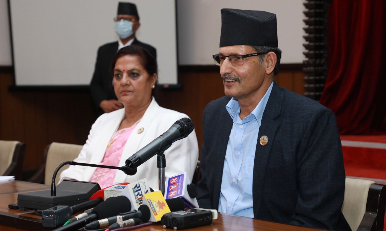 अग्निप्रसाद सापकोटा र पुष्पा भुसाल