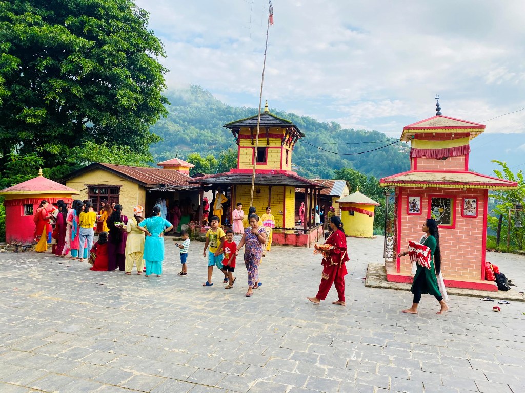 शिवालयमा बिहानैदेखि चहलपहल