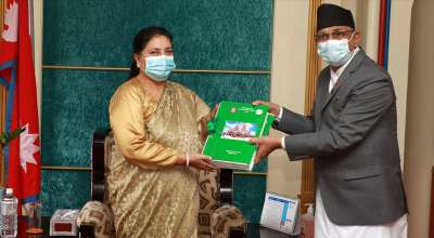 राष्ट्रपति भण्डारीसमक्ष महालेखा परीक्षकको प्रतिवेदन पेश