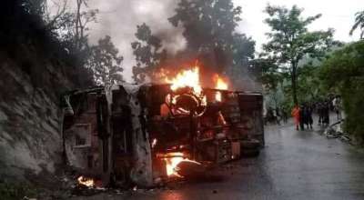 यात्रुबाहक बस दुर्घटना भई आगलागी