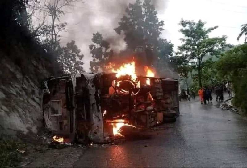 यात्रुबाहक बस दुर्घटना भई आगलागी