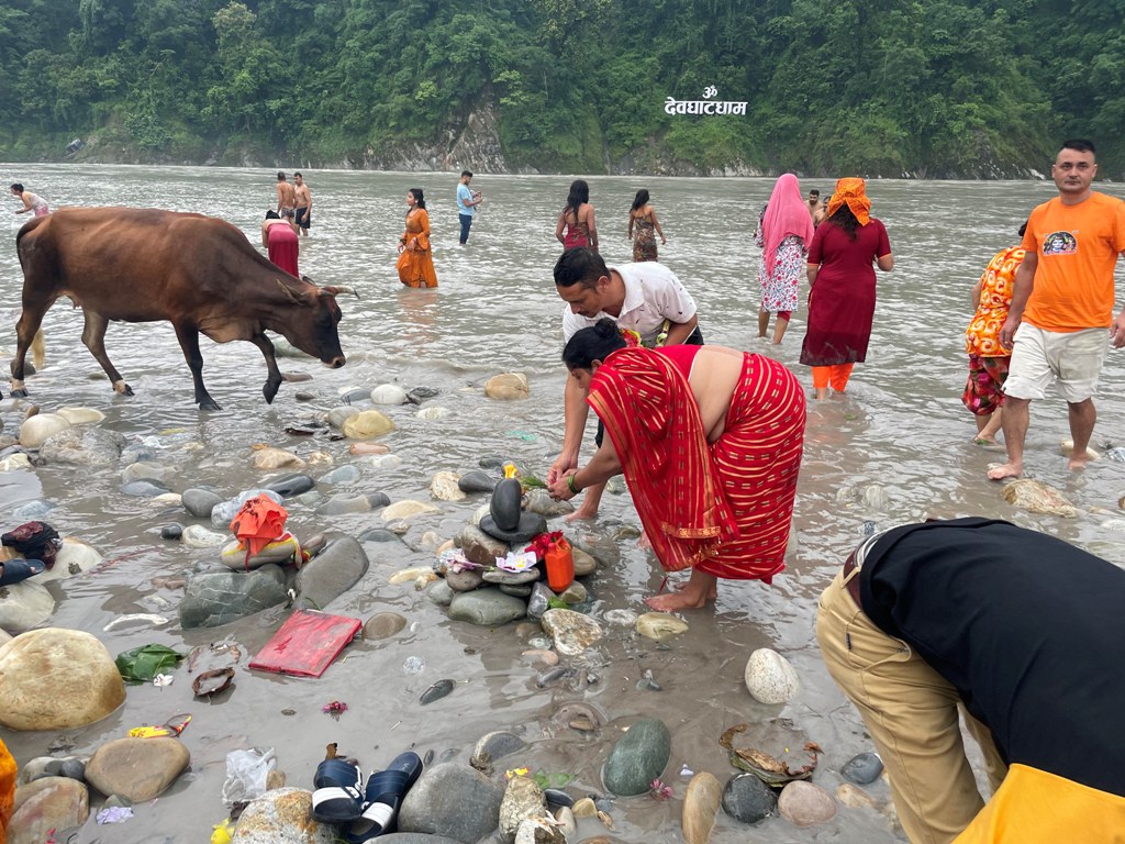 शिवालयमा बिहानैदेखि चहलपहल