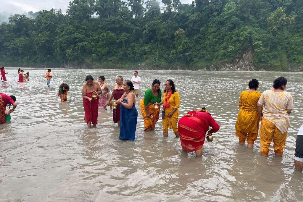 शिवालयमा बिहानैदेखि चहलपहल