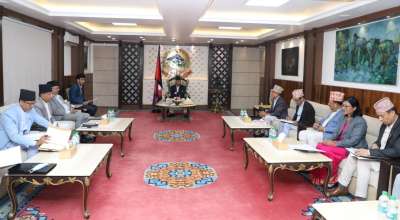 प्रधानमन्त्री देउवासँग निर्वाचन आयोगका प्रतिनिधि भेट