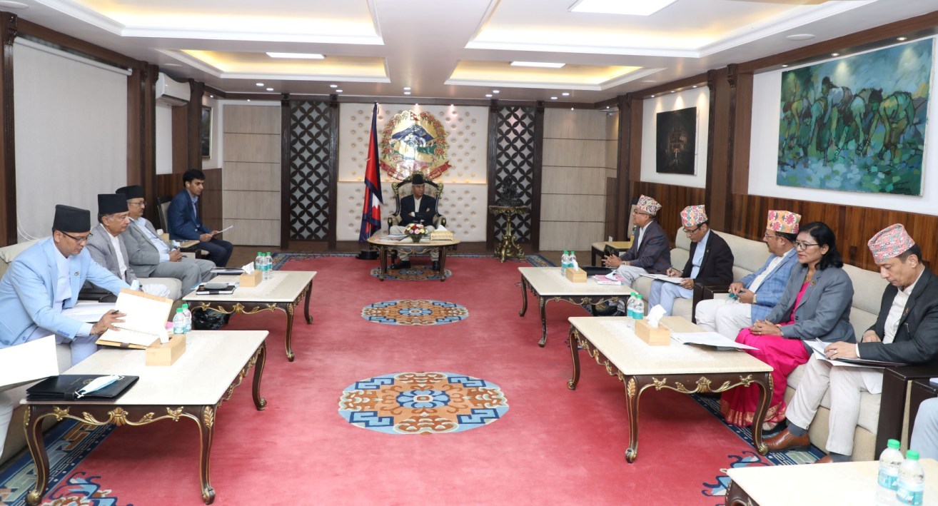 प्रधानमन्त्री देउवासँग निर्वाचन आयोगका प्रतिनिधि भेट