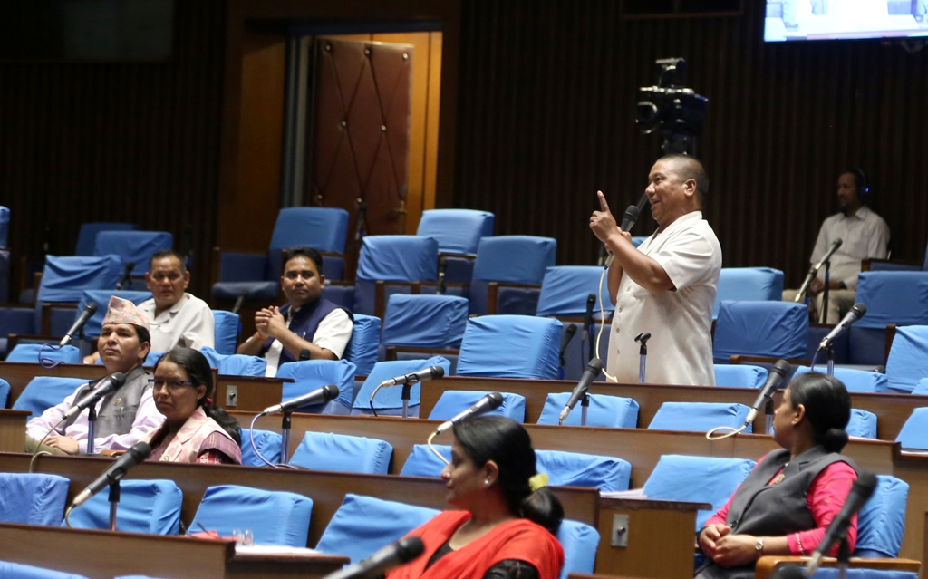 संसदमा गजेन्द्र महत