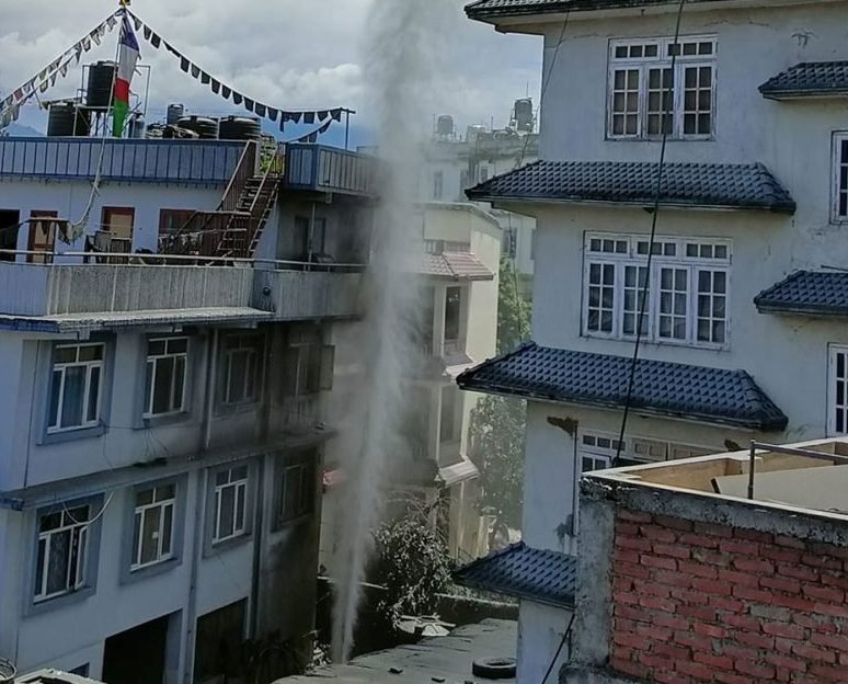 पानीको फोहोरासहित ग्यास