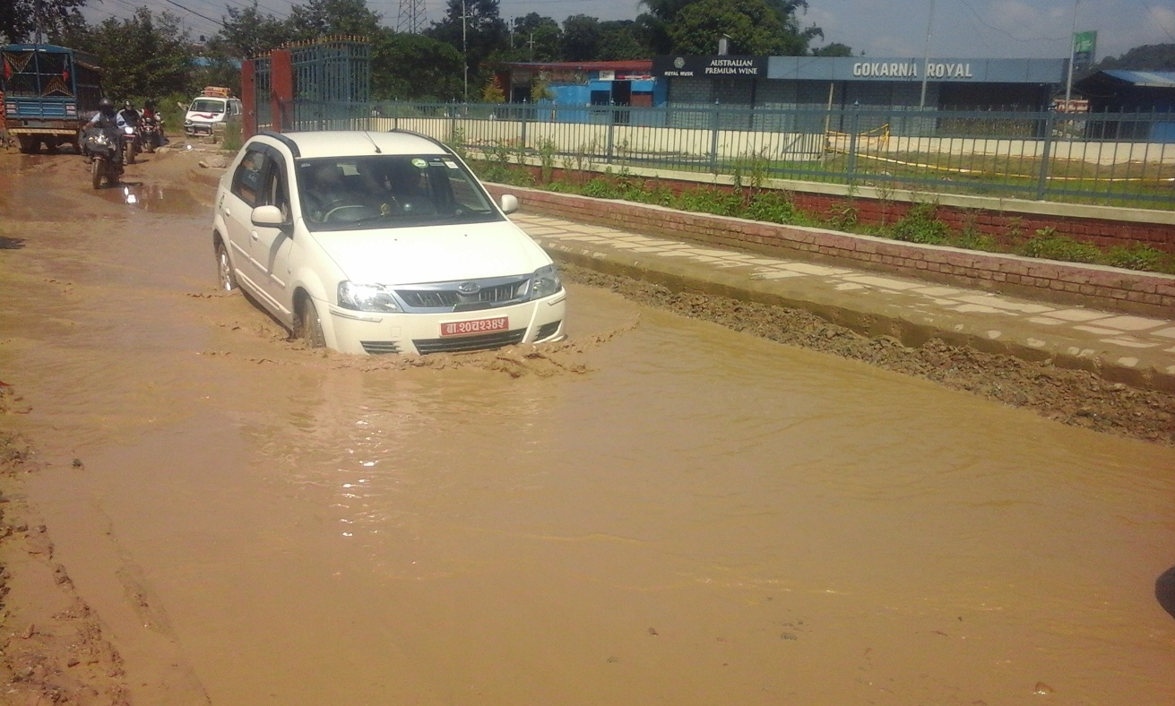 राजधानी काठमाडौँ उपत्यकाको सडकमै पानीको दह !