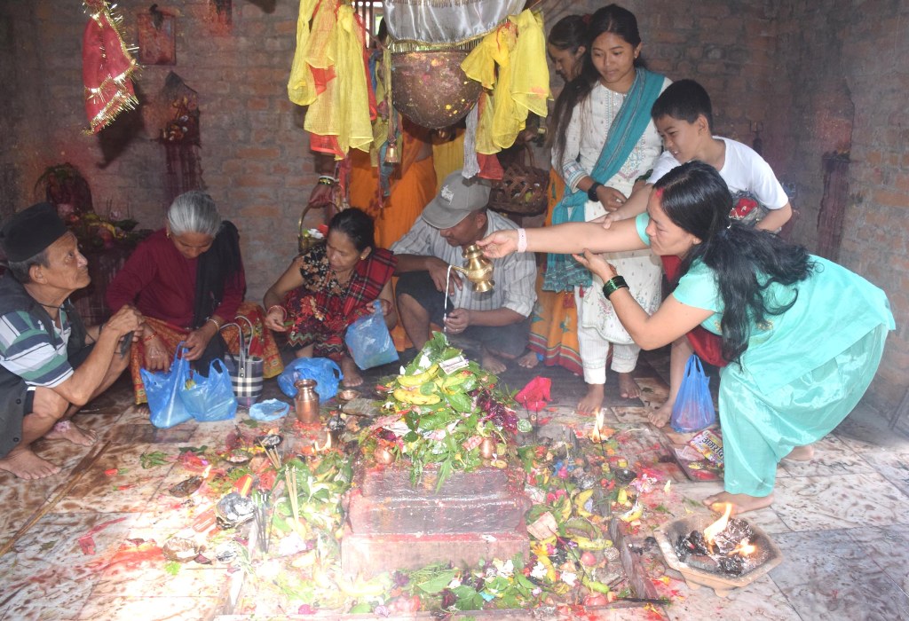 शिवालयमा बिहानैदेखि चहलपहल